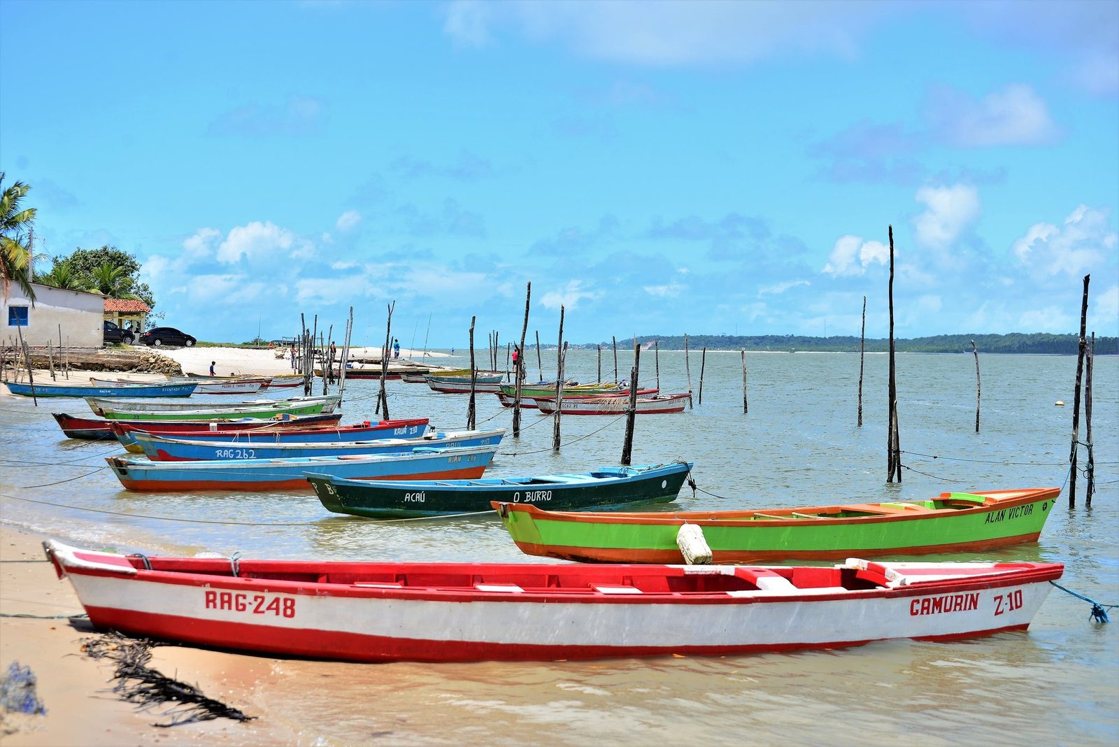 Barcos de pescadores en la playa de Acaú, en Pitimbu, Paraíba