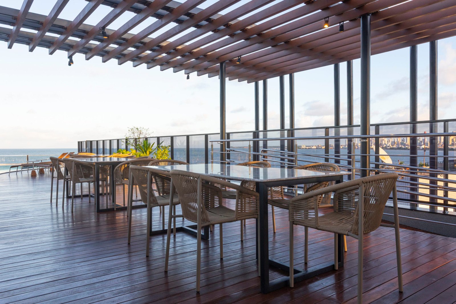 Deck con mesas — Alta Marine
