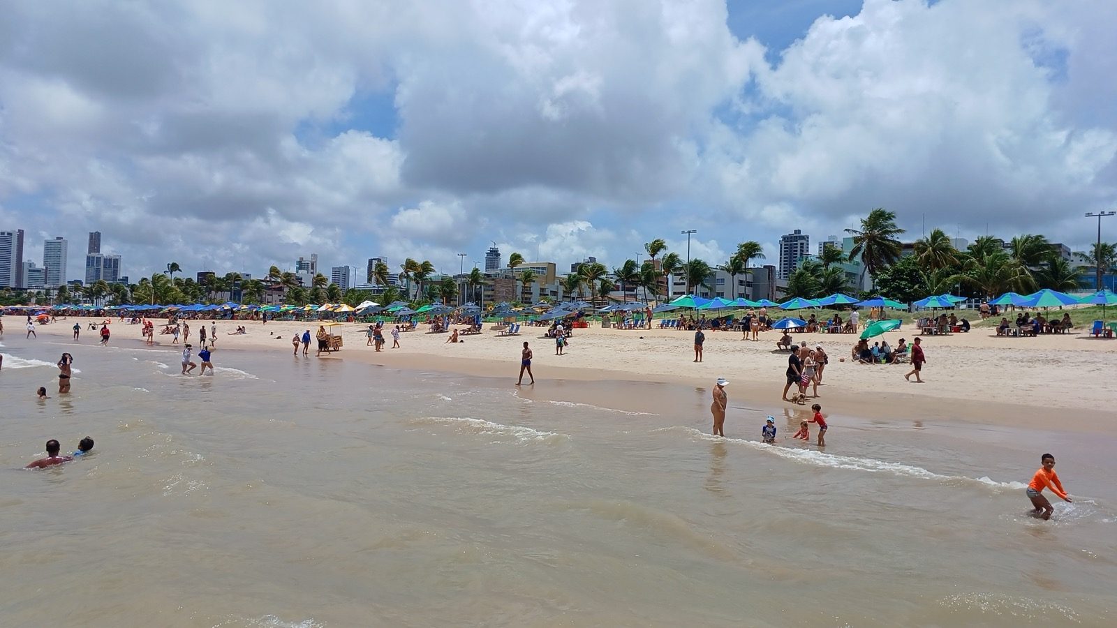 Movimento de turistas na orla da praia de Tambaú, em João Pessoa