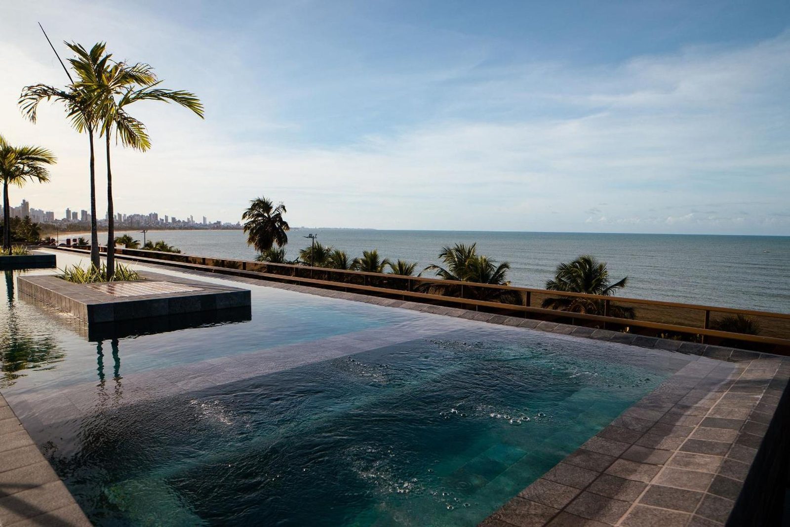 Piscina com vista para o mar — Unity Cabo Branco