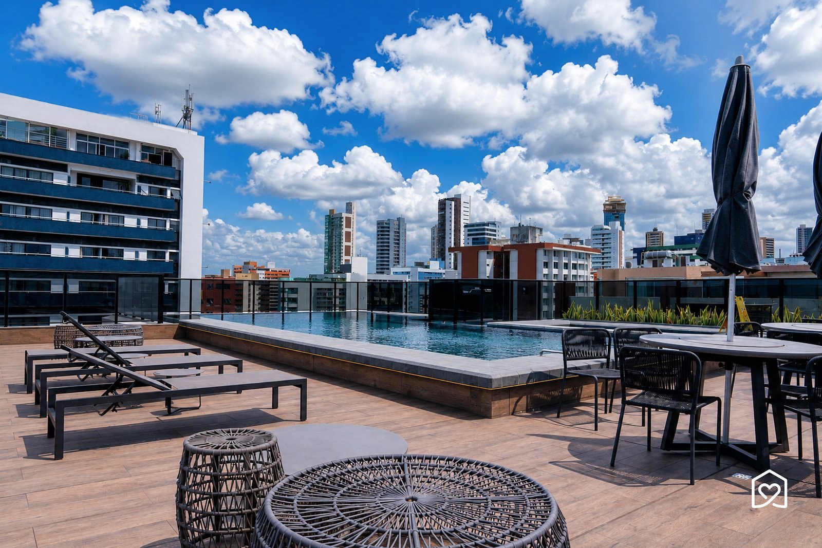 Rooftop pool — Way Tambaú