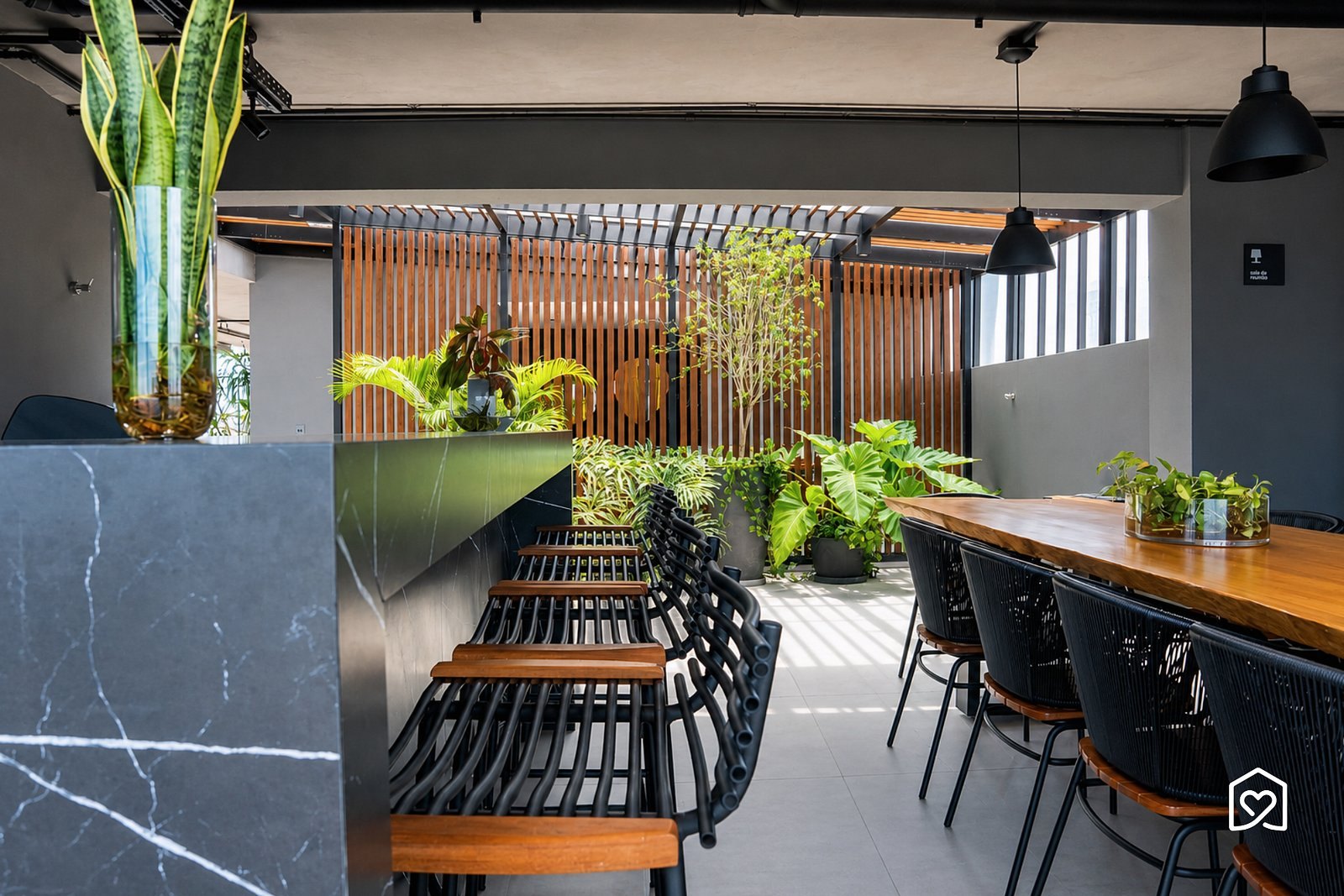 Gourmet area with communal table — Way Tambaú